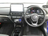 運転席からの視界はこんな感じです☆お気軽にご来店いただき、実際に座って是非お確かめください。ドライバーに寄り添う快適な操作フィールをもたらすステアリングです。