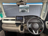 運転席から見たステアリング周辺の様子になります。シフトもインパネ内にスッキリ収納されており、操作が分かりやすく、運転しやすい配置になっております!