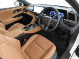 高級感のある美しいインテリアデザインの運転席です。