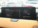 こちらのお車には先進安全装備が多数搭載されています。衝突被害を回避あるいは軽減するためのブレーキや、後方死角からの接近警報、車線逸脱を防止する警報装置など、詳しくはスタッフまでお尋ねください。