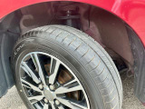 タイヤ残り溝が1.6mmになる目安として「スリップサイン」が設けられています。この車はまだまだ残っておりますので、安心してお乗り頂けます!
