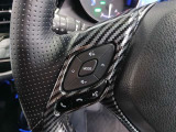 ステアリングには運転中でも簡単に操作できる各種スイッチついてます