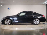 【拘りのFR】BMWが多く採用するFR車。ダイレクトでスポーティな加速感・シャープなハンドリングを実現。縦置きエンジンレイアウトにより、フラットで上質な乗り味です。