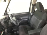 高いホールド性で運転姿勢が安定します。長距離ドライブでも疲れにくいのが魅力です。快適なドライビングライフをお送りください♪