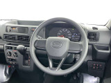 運転席まわりです。 各操作スイッチは使いやすい位置に配置されてます。
