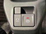 指先だけで簡単に操作が可能な電動パーキングブレーキを採用。「HOLD」スイッチを押すと、渋滞や信号待ちなどでブレーキペダルから足を離しても、ブレーキを保持するので安心です