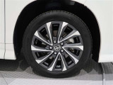 タイヤサイズは(205/55R17)で純正アルミホイールです。