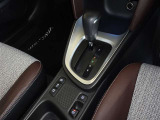 電動パーキングブレーキ・ブレーキホールドを装備してます。ホールド機能は信号待ちが多い一般道で疲労軽減になり、大好評です!