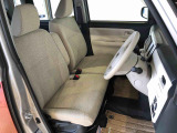 運転席の座面高さを調整できるシートリフターが付いています。フロントシートはベンチシートを採用で、座面も広く使い勝手もいいですよ♪