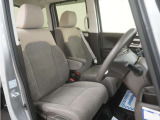 運転席のスペースはゆったりしていて、視界も広く確保されているので普段の運転からロングドライブまで快適です。さらに助手席ロングスライドでよりシートアレンジが多彩となっております。