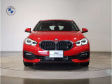 【BMWの伝統】BMWの特徴的な&ldquo;キドニーグリル&rdquo;は、80年以上続く伝統の形でございます。変わらないこだわりのデザインが、プレミアムブランド&ldquo;BMW&rdquo;を創り出します。