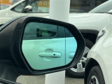隣車線を走る車両をレーダーで検知し、ドアミラーでは確認しにくい後側方エリアに存在する車両に加え、急接近してくる車両も検知します。車両を検知するとドアミラーに搭載されたLEDインジケーターが点灯します。