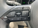 ステアリングスイッチ付き。前方から目を離すことなく操作することが可能です。