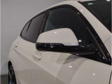 【BMWミラー】視認性の高いスタイリッシュなミラー。自動防眩機能も付いており夜間のドライビングをサポートします。