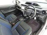 シンプルで使いやすいデザインの運転席です。