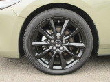 18インチ純正アルミホイールを装備。タイヤサイズは215/45R18となります。