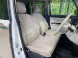 運転席まわりには十分なスペースがあり、大柄な方でもゆったり運転していただける環境です。
