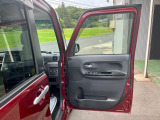 運転席から操作しやすい位置にボタンが設置されています♪