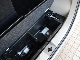 ラゲッジボードの下にも御覧のような収納スペースが有ります。