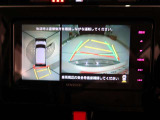 パノラミックビューモニター付きです。車両を上から見たような映像をディスプレイオーディオ画面に表示。運転席からの目視だけでは見にくい、車両周辺の状況をリアルタイムでしっかり確認できます。