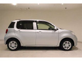 全体的に丸みがあり、柔らかいリヤフォルムです。コンパクト車らしい親しみやすい印象が有ります!