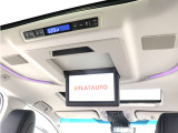 【電動後席モニター】JBLサウンド専用!電動開閉後席フリップダウンモニターです。5.1chサウンド対応、17スピーカーの専用音響システムとなり、人気の装備になります。