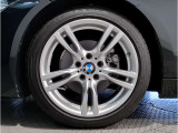 【BMWアロイホイル】軽量かつ強度に拘ったアロイホイル。走行性能ポテンシャルを引き出す設計。車の足元を引き締めてくれる大きなポイントはアロイホイルです。