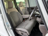 【フロントシート】アイポイントが高く、視界が開けているので、運転する際も快適♪シートも厚みがあり座り心地にこだわったシート設計になっているので、長時間ドライブの際も疲れを軽減してくれます☆