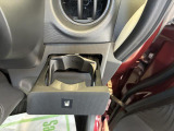 ワンプッシュ式オートオープンカップホルダー。