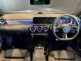 メルセデス・ベンツはドイツ本国シュツットガルト近郊でのメルセデス自車が関わった重大事故を、40年以上に亘って調査しています。エアバッグやシートベルトテンショナーは、この調査の結果生み出されました。