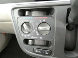 マニュアルエアコン装着です。夏は、快適に、冬でも車内の曇りを取ってくれるので安全です。