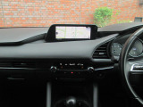 マツダコネクトの8.8インチワイドセンターディスプレイです。『Android Auto』『Apple CarPlay』や独自のコネクテッドサービスに対応したインターフェイスシステムです。