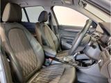 【コックピットシート】BMW車の主役席。車体中央にくる様に配置し車両重心とが一致する事でドライバーと車との一体感あるドライビングを実現。人間工学に基づき形成した形状が長時間のドライブ疲労も軽減します!