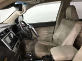 高いホールド性で運転姿勢が安定します。長距離ドライブでも疲れにくいのが魅力です。快適なドライビングライフをお送りください♪