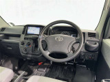 運転席まわりです。 各操作スイッチは使いやすい位置に配置されてます。