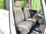 運転席まわりには十分なスペースがあり、大柄な方でもゆったり運転していただける環境です。