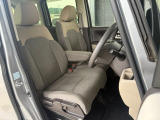 【フロントシート】アイポイントが高く、視界が開けているので、運転する際も快適♪シートも厚みがあり座り心地にこだわったシート設計になっているので、長時間ドライブの際も疲れを軽減してくれます☆