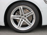 全車両に標準装備の純正アルミホイールは、純正ならではのバランスの良いデザインと、走行安定性をお楽しみ頂けます。