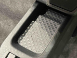 スマートフォンなどがスッキリ置けるセンターコンソールトレイです