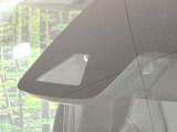 【プリクラッシュセーフティ】前方の車両等を検知し、衝突しそうな時は警報で注意を促し、ブレーキを踏む力をサポート。ブレーキを踏めなかった場合は衝突被害軽減ブレーキが作動、衝突回避をサポートします。