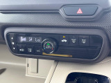 【オートエアコン】一度お好みの温度に設定すれば、車内の温度を検知し風量や温度を自動で調整。暑い&hellip;寒い&hellip;と何度もスイッチ操作をする必要はありません。快適な車内空間には必須の機能ですね♪