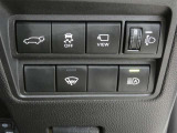 オートマチックハイビーム装備です。先行車や対向車のライトを認識し、ハイビームとロービームを自動で切り替える機能です。夜道の視界を確保します。詳細は販売店スタッフまでおたずねください。