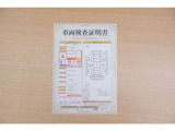【車両検査証明書】店頭にてクルマの状態が一目で分かる検査証明書を公開中。トヨタ認定検査員が厳しく査定し、状態を点数と図解で表示しています。修復歴はもちろん、傷やヘコミの箇所や程度がご確認いただけます。