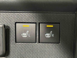 寒い日のドライブを快適にする運転席&助手席シートヒーターが付いてます。その隣にはアクセサリーソケット(12V/120W)も装備されています。