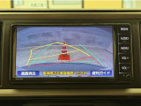 バックガイドモニター付きです。車の後方に小型カメラが付いており、バックする際の後方の様子をモニター上に表示します。