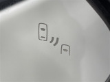 ブラインドスポットモニター(BSM)を装備しています。隣を走る車両が死角に入るとミラー内LEDインジケーターが点灯。さらに、ウィンカーを出すとインジケーターが光って点滅して注意を促してくれます。