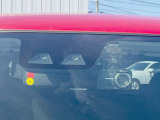 【スマートアシスト】走行中に前方の車両等を認識し、衝突しそうな時は警報とブレーキで衝突回避と被害軽減をアシスト。より安全にドライブをお楽しみいただけます。