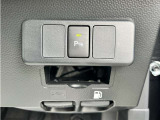 シートを外して室内をすみずみまで洗浄&消臭。ボディやタイヤはもちろん、エンジンルームまで洗浄しています。