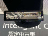スマートルームミラーも付いています。後方ピラーや荷物、後席に同乗している方や曇りなど視界が遮られた場合でも後方カメラからの映像で安全確認をすることができます。