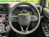 インテリアに合わせたデザインのステアリングは、運転される方のことも考え、運転しやすい形状、大きさです。是非一度、実際に触ってお確かめください。